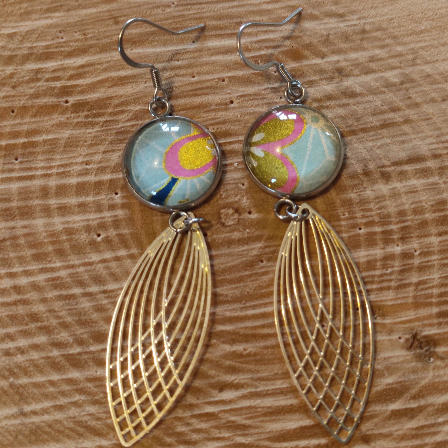 Boucles d'oreilles cabochons ronds 16mm - Acier inoxydable - papier japonais floral rose, doré et bleu - breloque filigrane plume