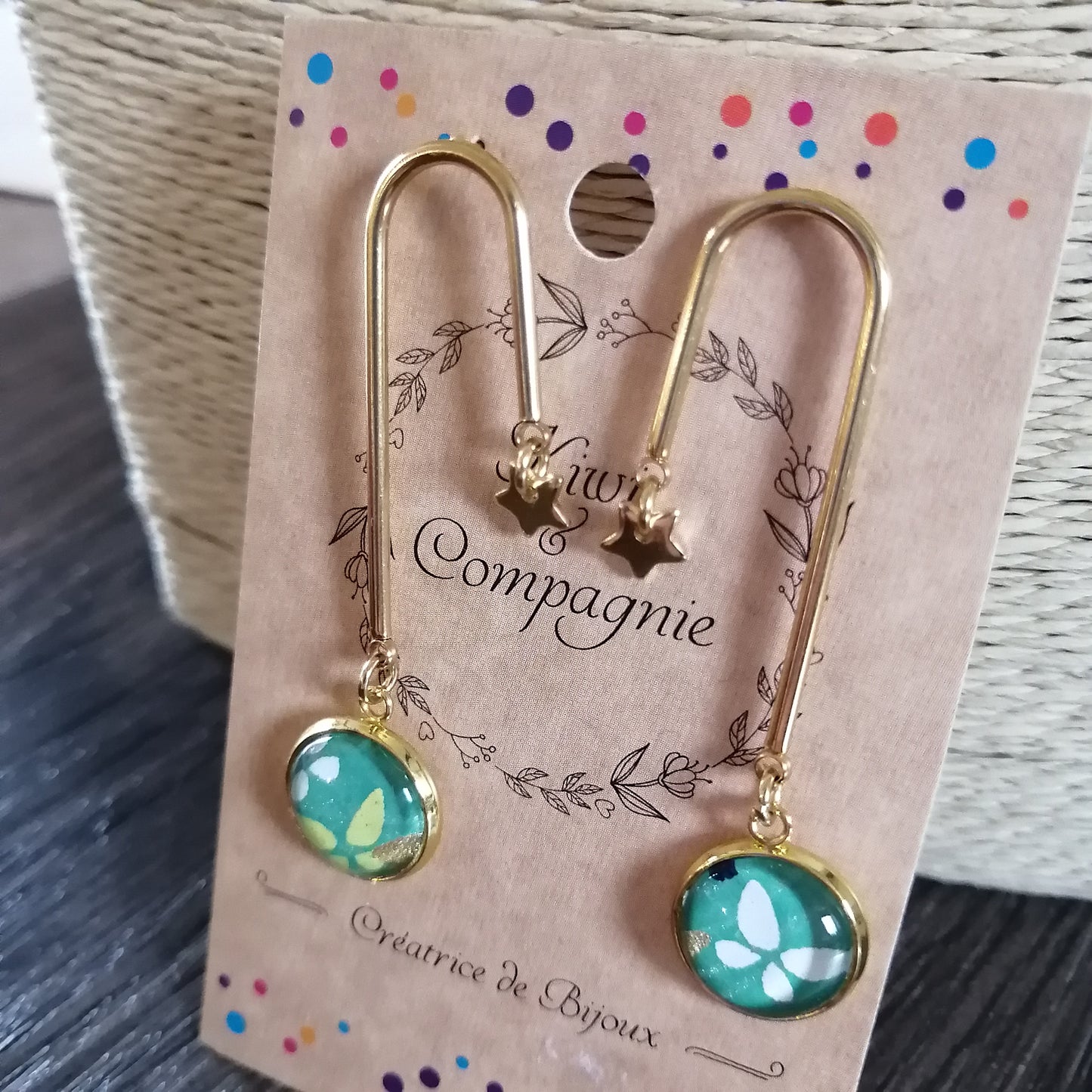 Boucle d'oreille en forme de U - acier inoxydable doré - cabochon + breloque étoile - papillons blanc et vert, fond bleu jean
