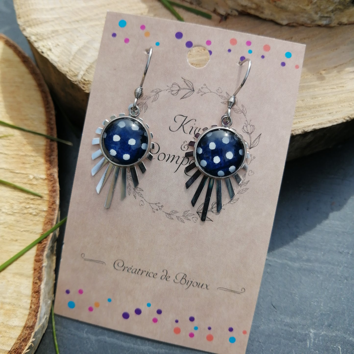 Boucles d'oreilles cabochons 12mm - Acier inoxydable - pois blanc fond bleu, breloque feuille filigrane