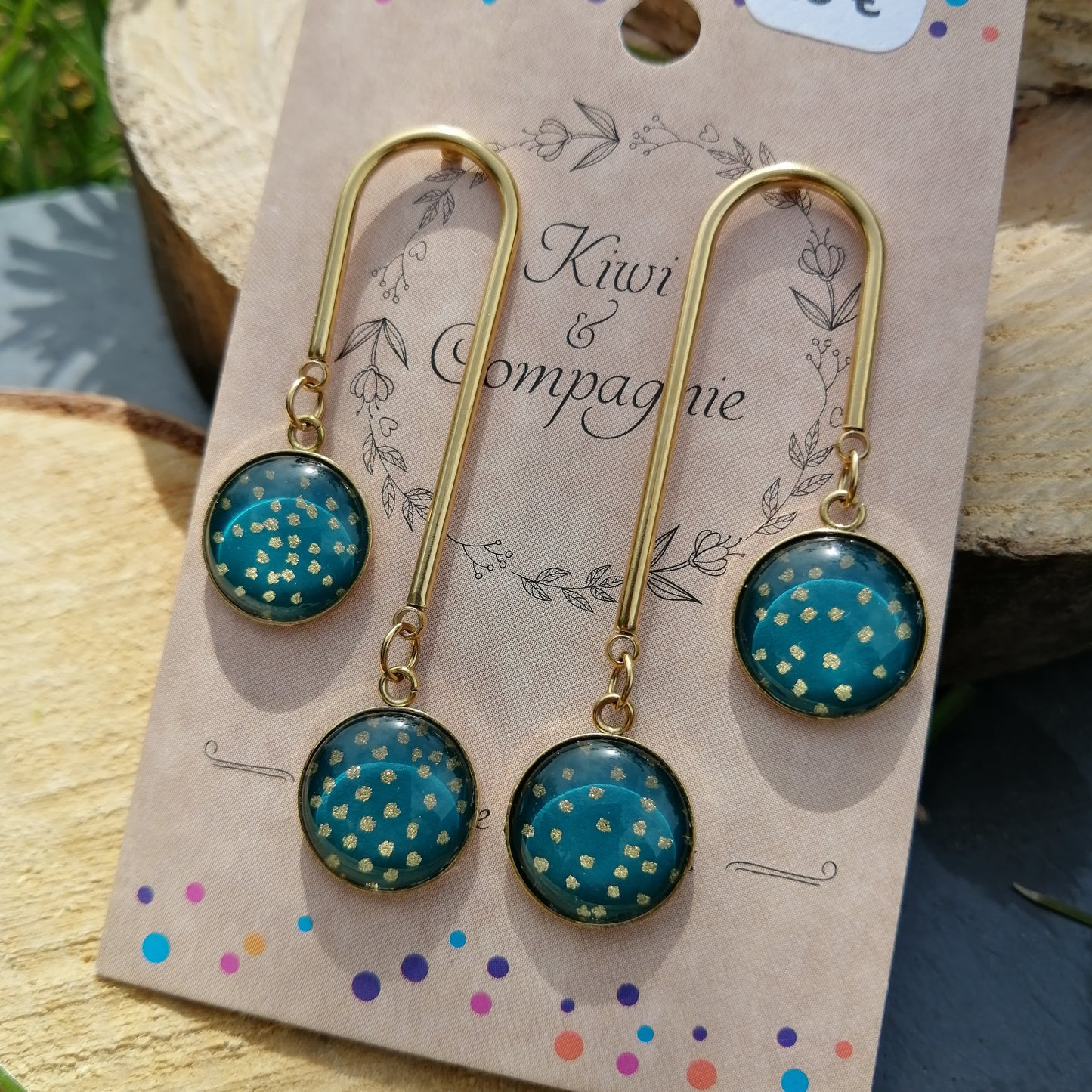 Boucle d'oreille en forme de U - acier inoxydable doré - double cabochon - pois doré fond vert sapin