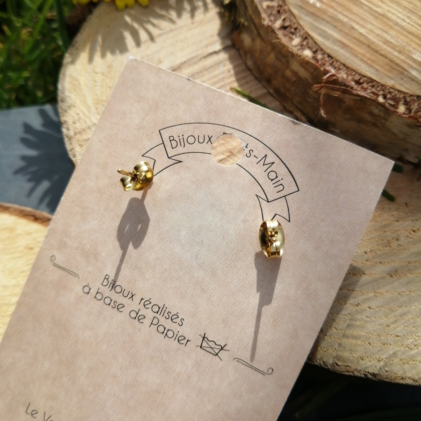 Boucle d'oreille en forme de U - acier inoxydable doré - double cabochon - pois doré fond vert sapin
