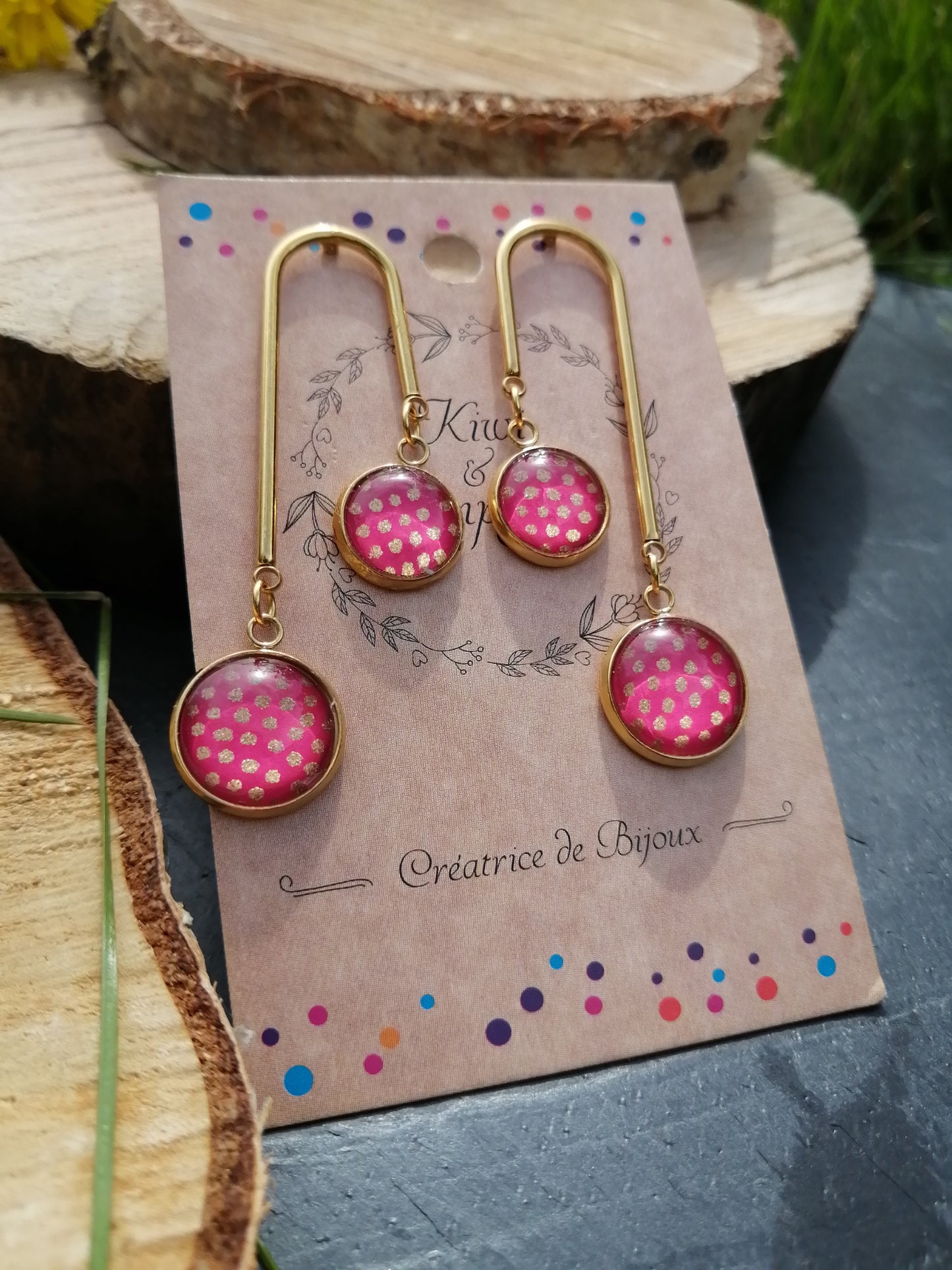 Boucle d'oreille en forme de U - acier inoxydable doré - double cabochon - pois doré fond rose