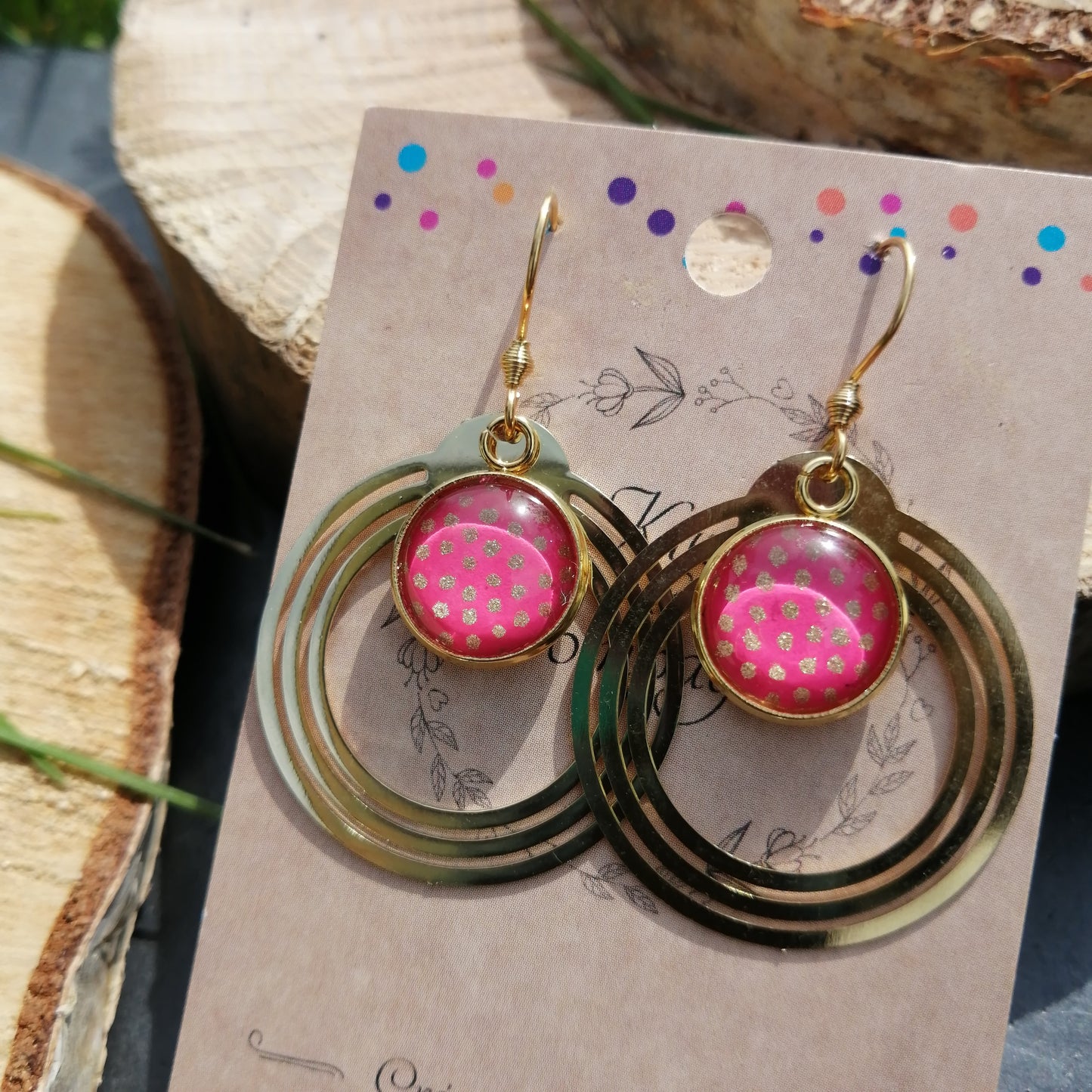 Boucles d'oreilles cabochons ronds 12mm - Acier inoxydable doré - pois dorés fond rose + breloque cercle