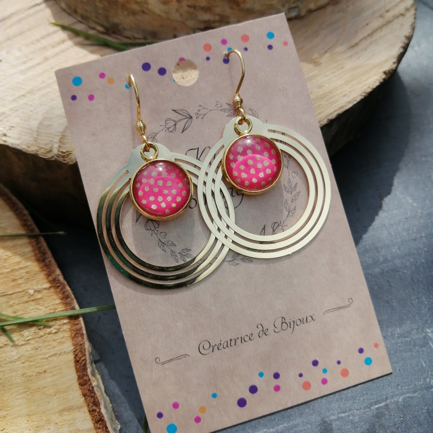 Boucles d'oreilles cabochons ronds 12mm - Acier inoxydable doré - pois dorés fond rose + breloque cercle