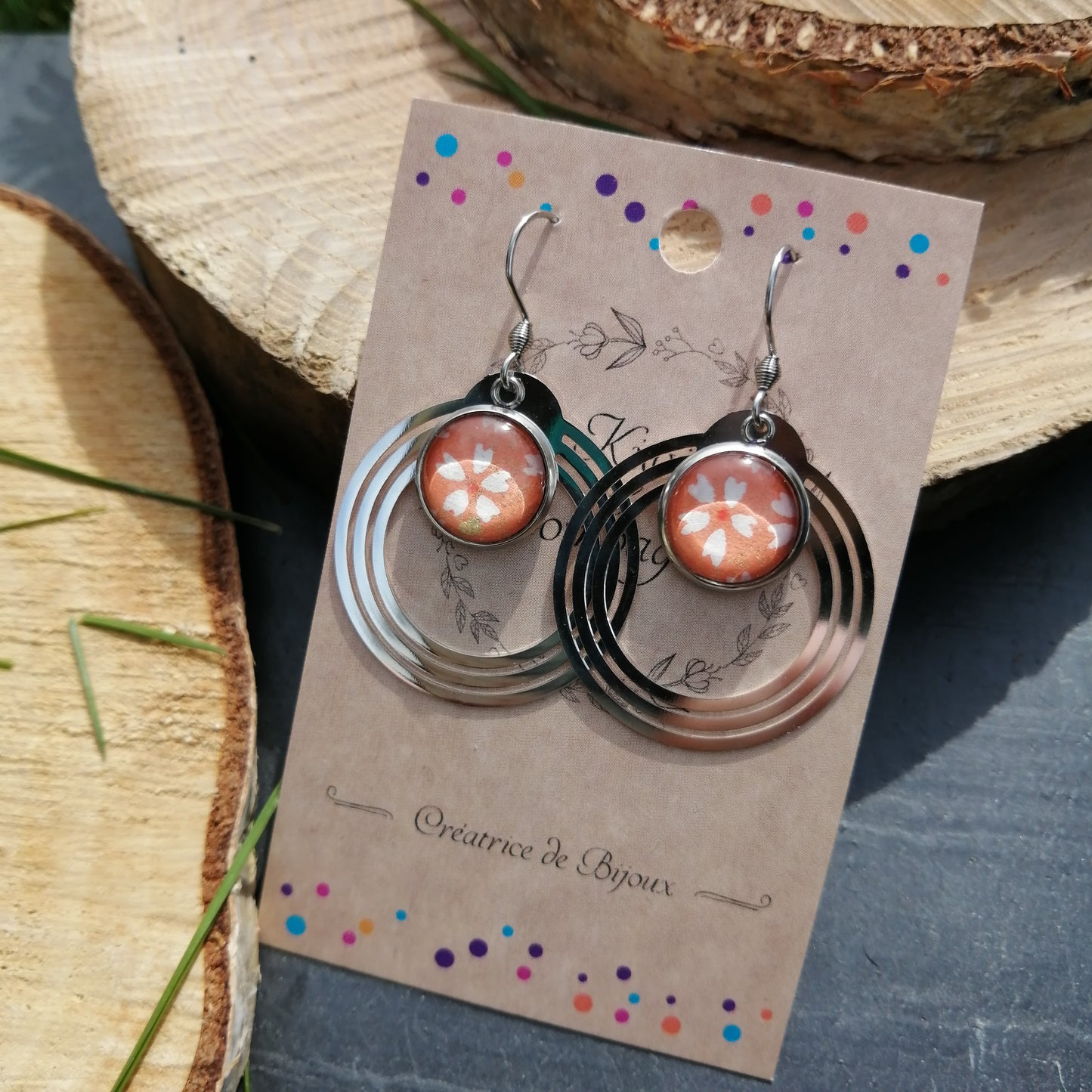 Boucles d'oreilles cabochons ronds 12mm - Métal argenté - fleurs blanches fond corail + breloque cercle
