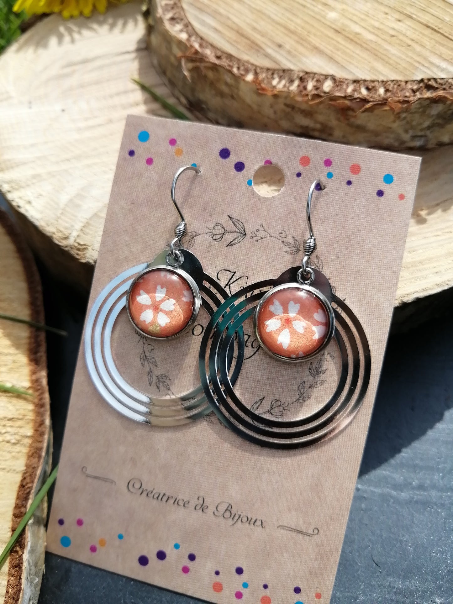 Boucles d'oreilles cabochons ronds 12mm - Métal argenté - fleurs blanches fond corail + breloque cercle