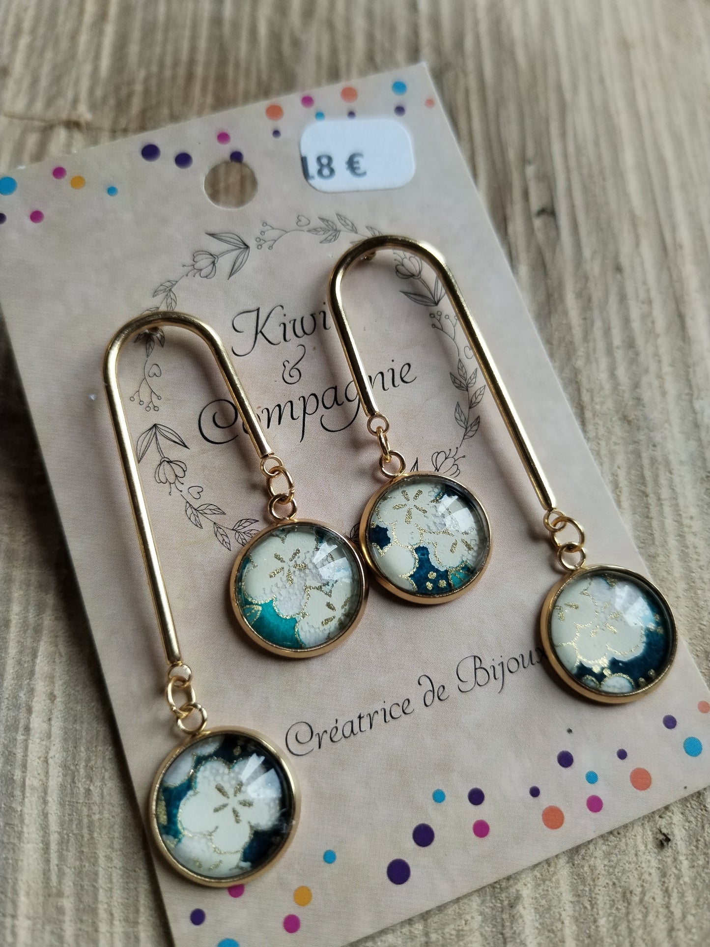 Boucle d'oreille en forme de U - acier inoxydable doré - double cabochon - papier japonais fleurs blanches et dorées, fond vert