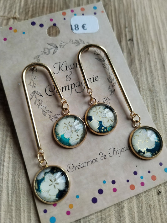 Boucle d'oreille en forme de U - acier inoxydable doré - double cabochon - papier japonais fleurs blanches et dorées, fond vert