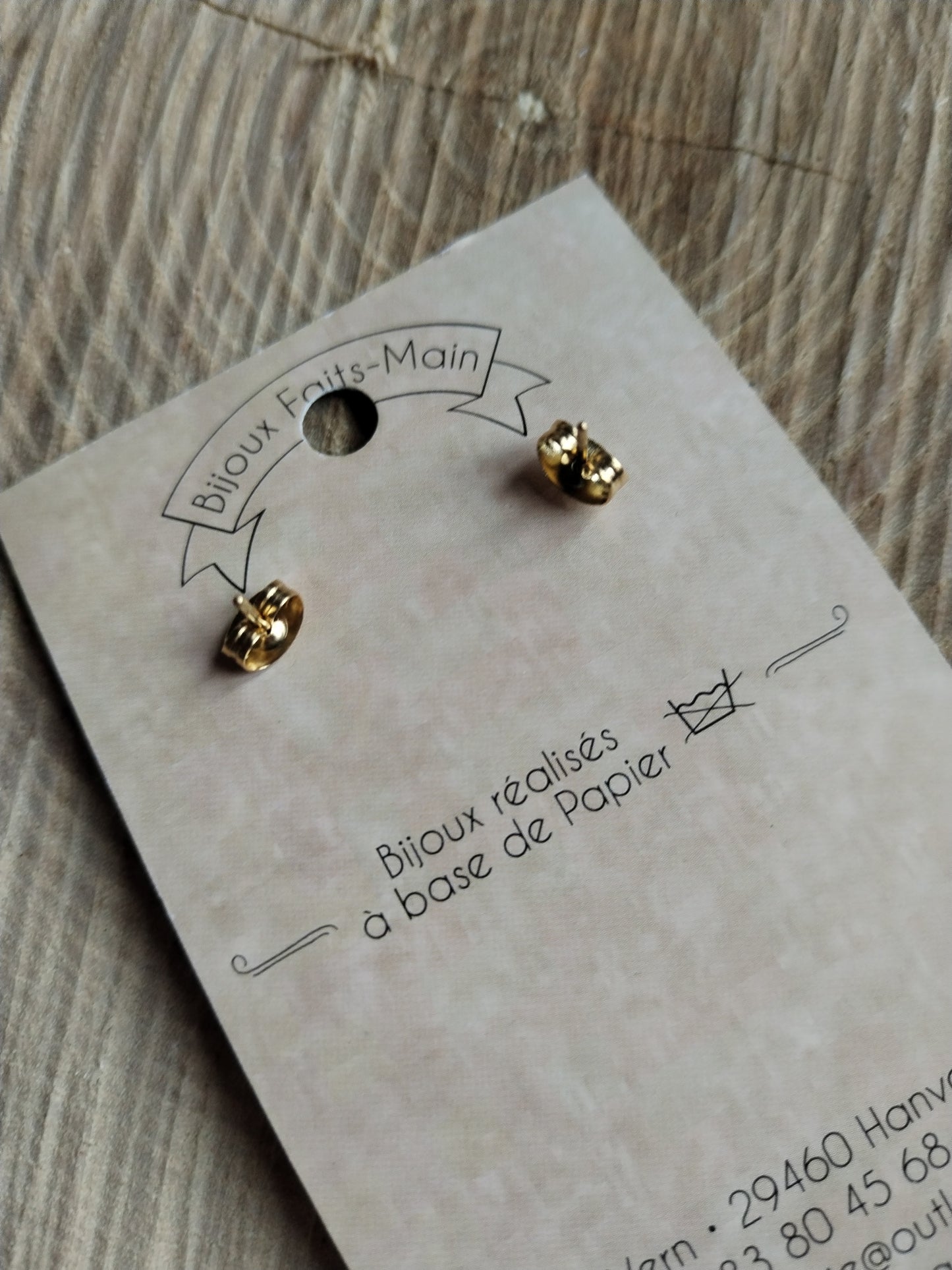 Boucle d'oreille en forme de U - acier inoxydable doré - double cabochon - papier japonais fleurs blanches et dorées, fond vert