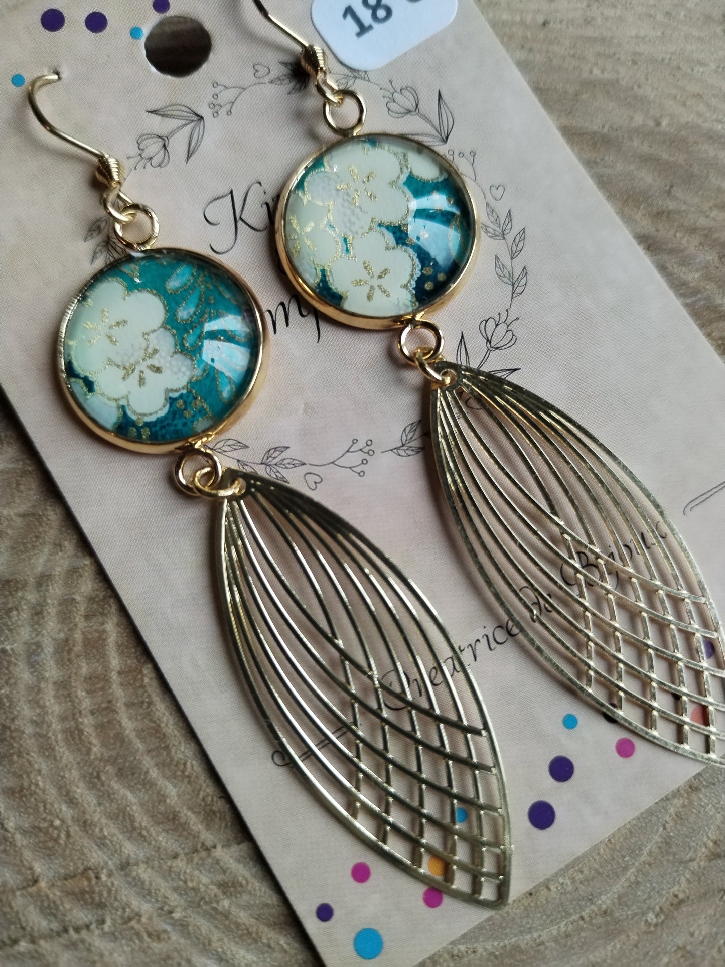 Boucles d'oreilles cabochons ronds 16mm - Acier inoxydable doré - papier japonais fleurs blanches et dorées, fond vert - breloque filigrane plume