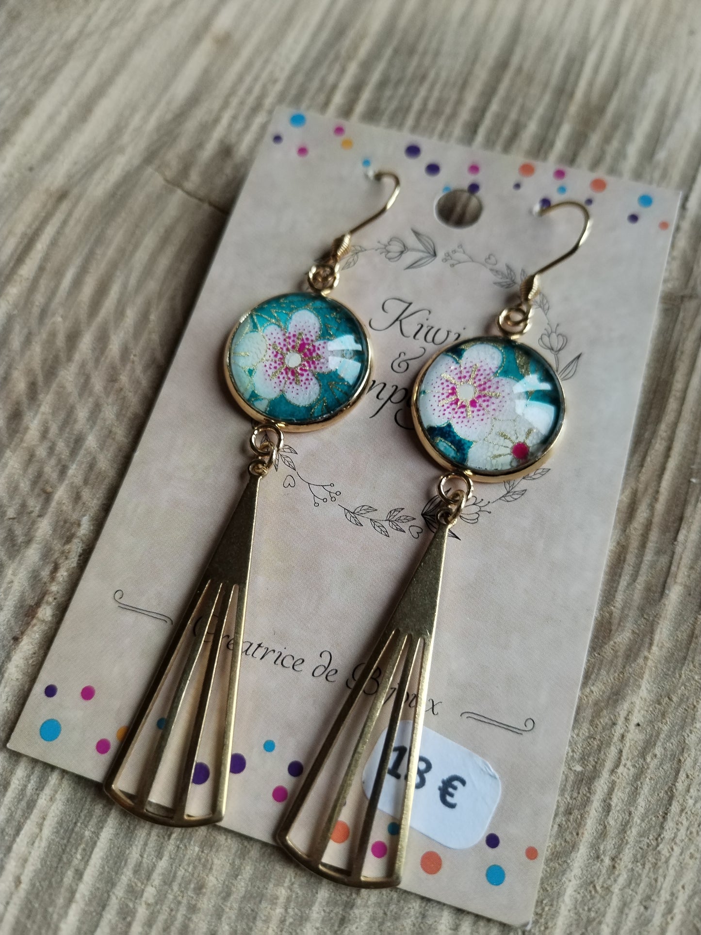 Boucles d'oreilles cabochons ronds 16mm - Acier inoxydable doré - papier japonais fleurs violettes, blanches et dorées, fond vert - breloque filigrane triangle