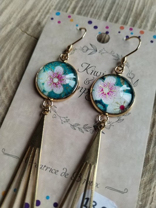 Boucles d'oreilles cabochons ronds 16mm - Acier inoxydable doré - papier japonais fleurs violettes, blanches et dorées, fond vert - breloque filigrane triangle