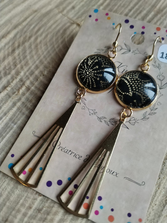 Boucles d'oreilles cabochons ronds 16mm - Acier inoxydable doré - papier japonais floral doré et fond noir - breloque filigrane triangle