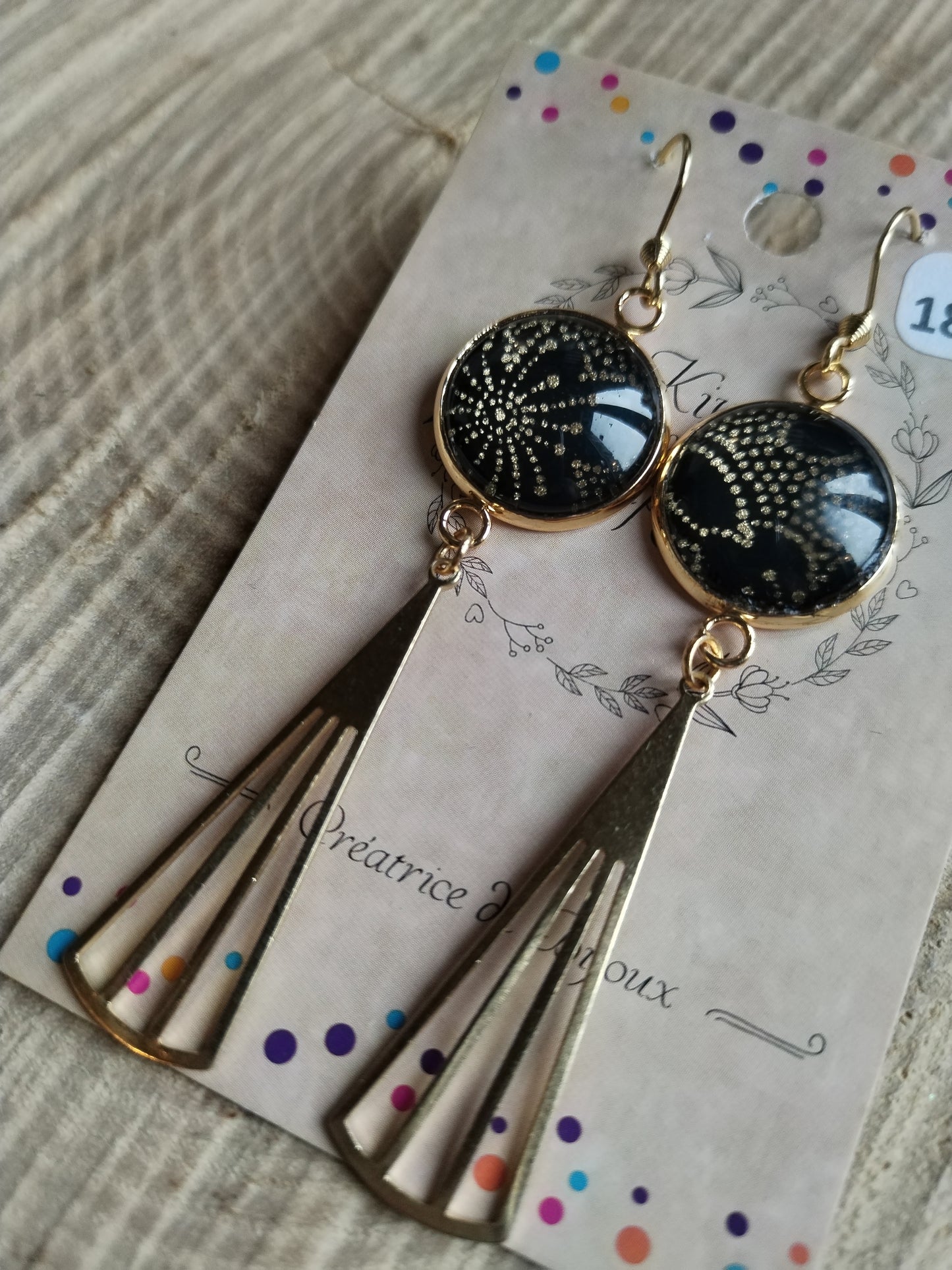 Boucles d'oreilles cabochons ronds 16mm - Acier inoxydable doré - papier japonais floral doré et fond noir - breloque filigrane triangle