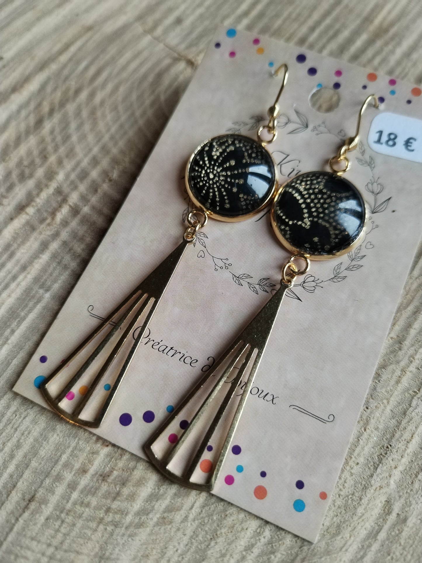 Boucles d'oreilles cabochons ronds 16mm - Acier inoxydable doré - papier japonais floral doré et fond noir - breloque filigrane triangle