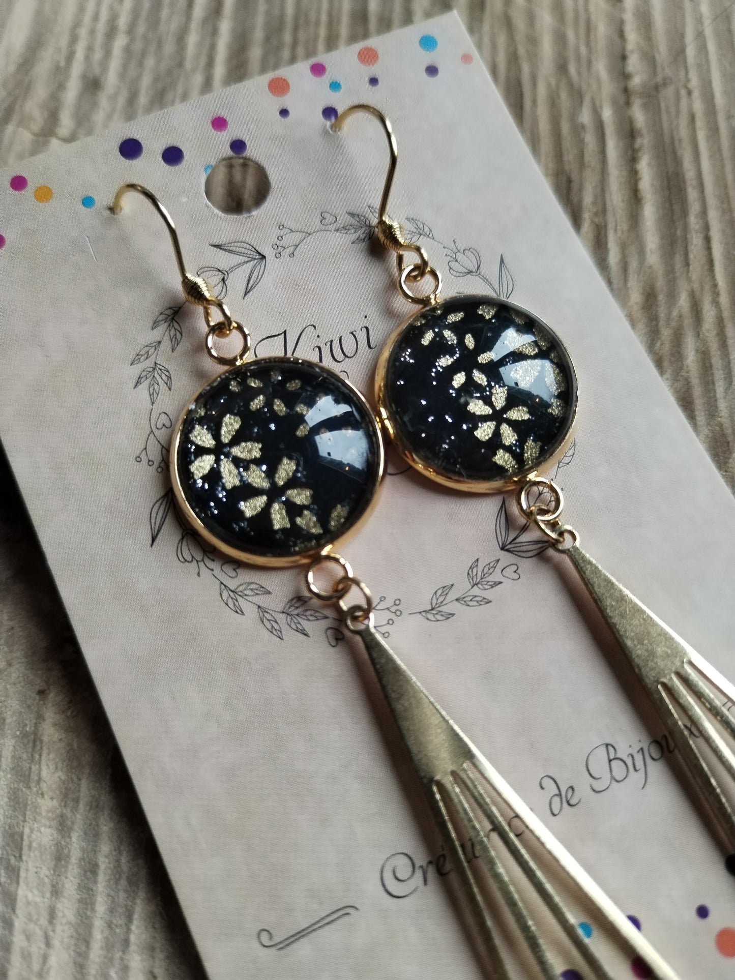 Boucles d'oreilles cabochons ronds 16mm - Acier inoxydable doré - papier japonais floral doré et fond noir - breloque filigrane triangle