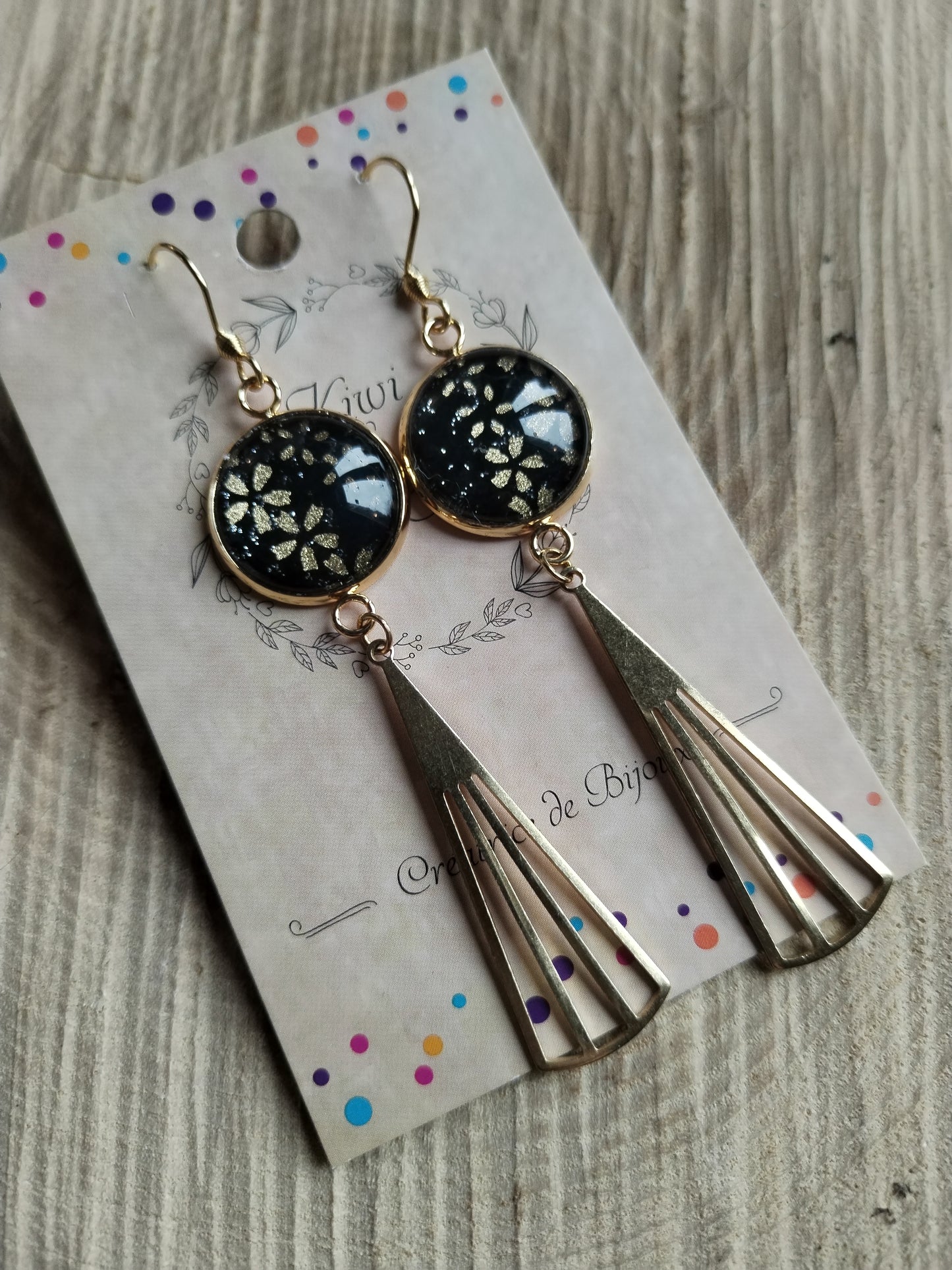Boucles d'oreilles cabochons ronds 16mm - Acier inoxydable doré - papier japonais floral doré et fond noir - breloque filigrane triangle