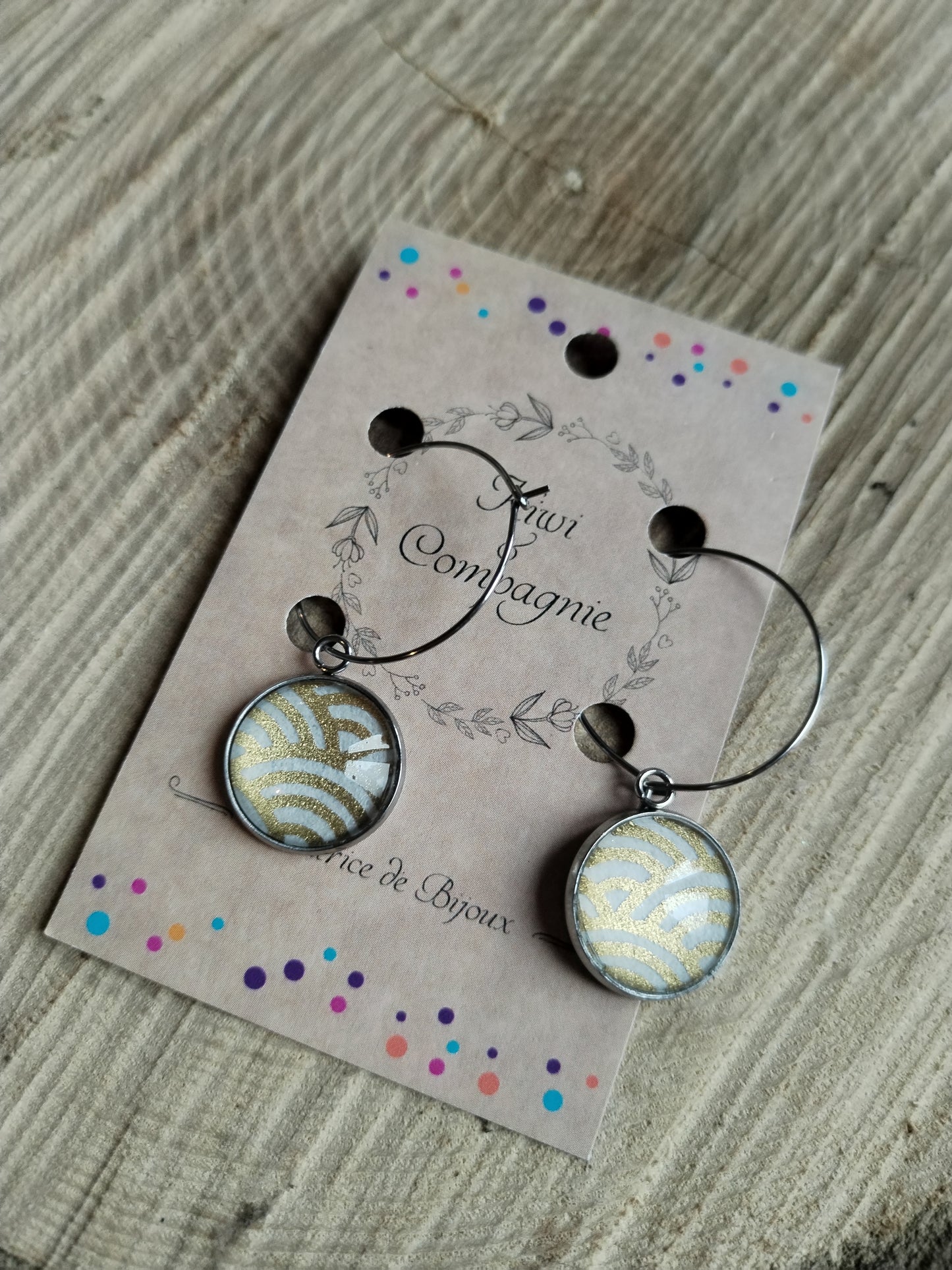Boucles d'oreilles Créoles 25 mm - cabochons verre 16 mm - papier japonais graphique doré et blanc - acier inoxydable