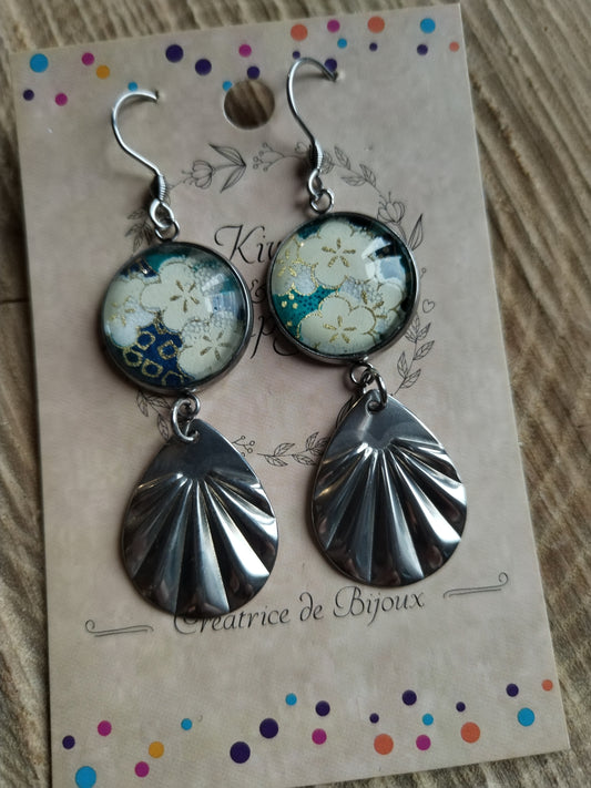 Boucles d'oreilles cabochons 16mm - Acier inoxydable - papier japonais fleurs blanches et dorées, fond vert - breloque pétale acier inoxydable