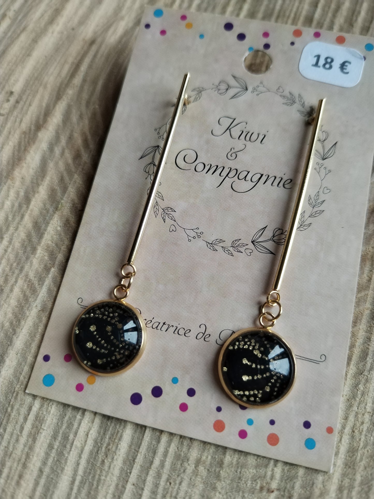 Boucles d'oreilles pendantes en acier inoxydable doré avec tiges 40mm et cabochons 12mm - papier japonais floral doré et fond noir