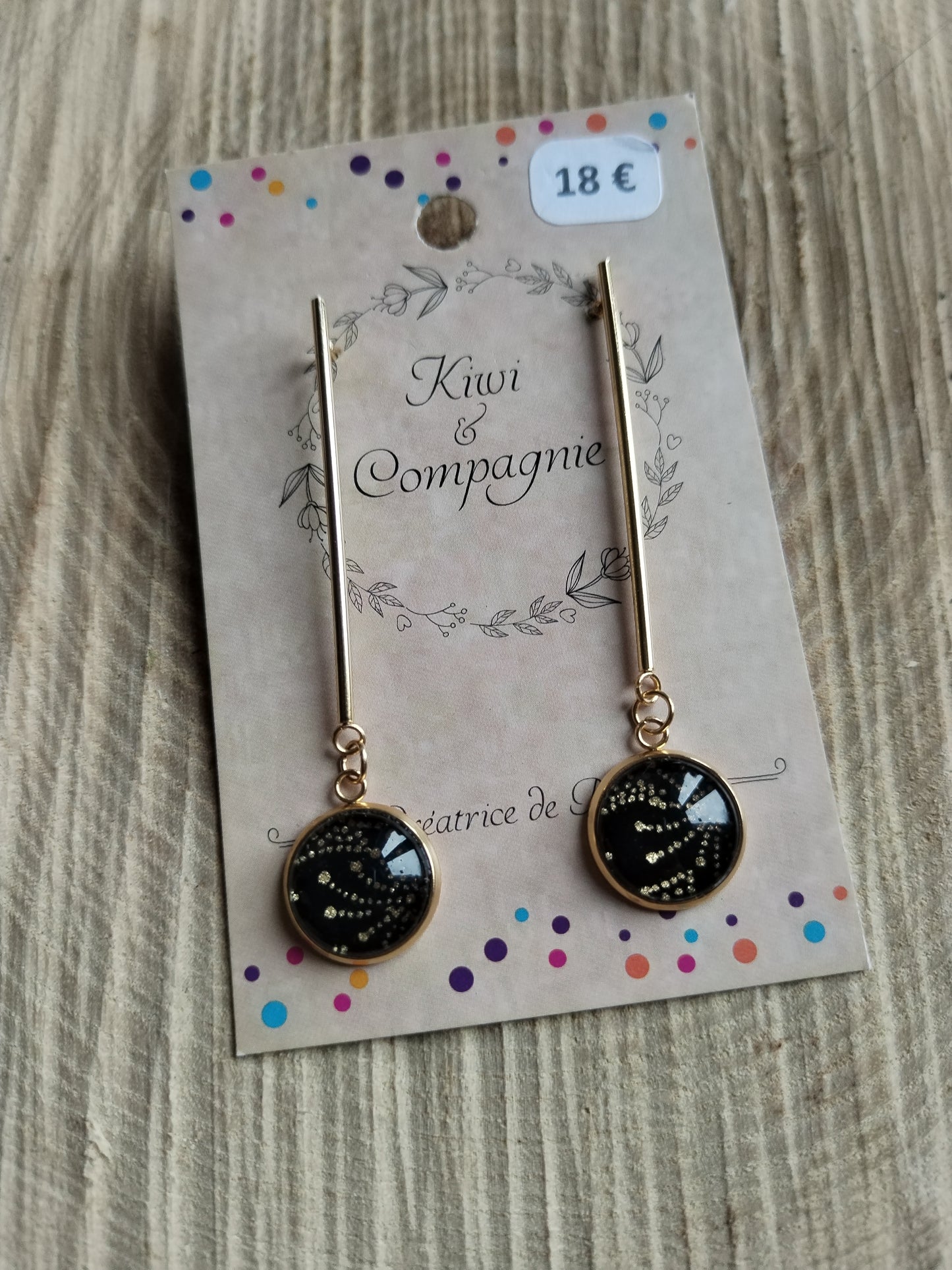 Boucles d'oreilles pendantes en acier inoxydable doré avec tiges 40mm et cabochons 12mm - papier japonais floral doré et fond noir