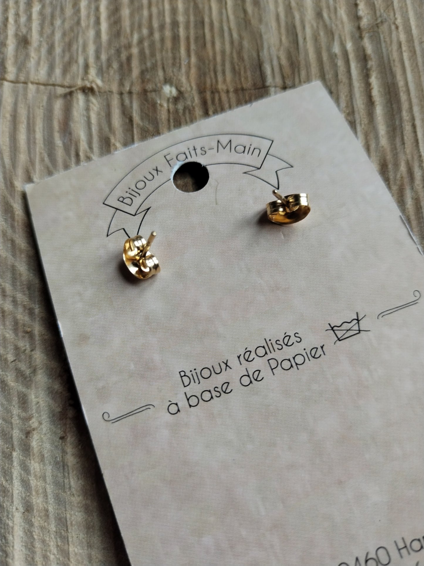 Boucles d'oreilles pendantes en acier inoxydable doré avec tiges 40mm et cabochons 12mm - papier japonais floral doré et fond noir