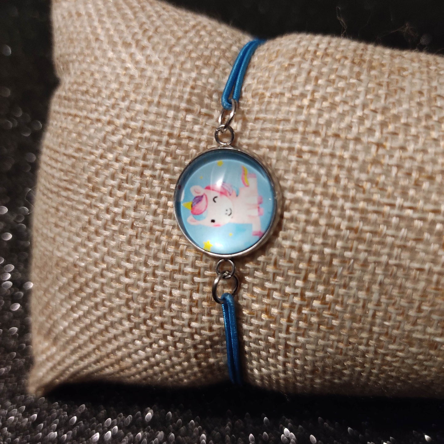 Bracelet élastique couleur bleu avec cabochon 14mm - licorne