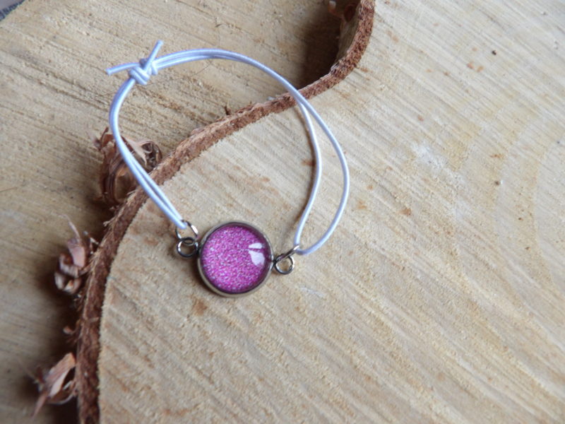 Bracelet élastique blanc avec cabochon rose 12mm