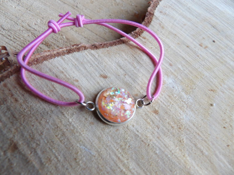 Bracelet élastique rose avec cabochon corail pailleté 12mm