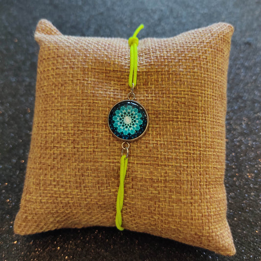 Bracelet élastique vert prairie avec cabochon fleur bleue 14mm