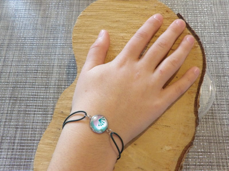 Bracelet élastique couleur verte avec cabochon 14mm - papier japonais fond bleu et fleur blanche et violette