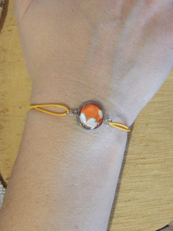 Bracelet élastique couleur orange avec cabochon 14mm - papier japonais fleur blanche fond orange