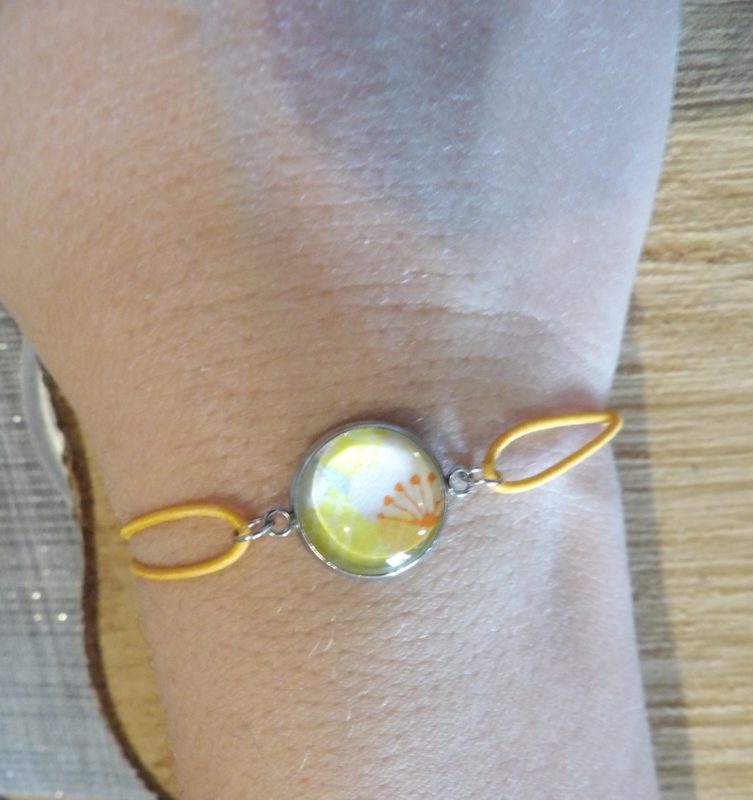 Bracelet élastique couleur bleue avec cabochon 14mm - papier japonais fleur blanche fond jaune