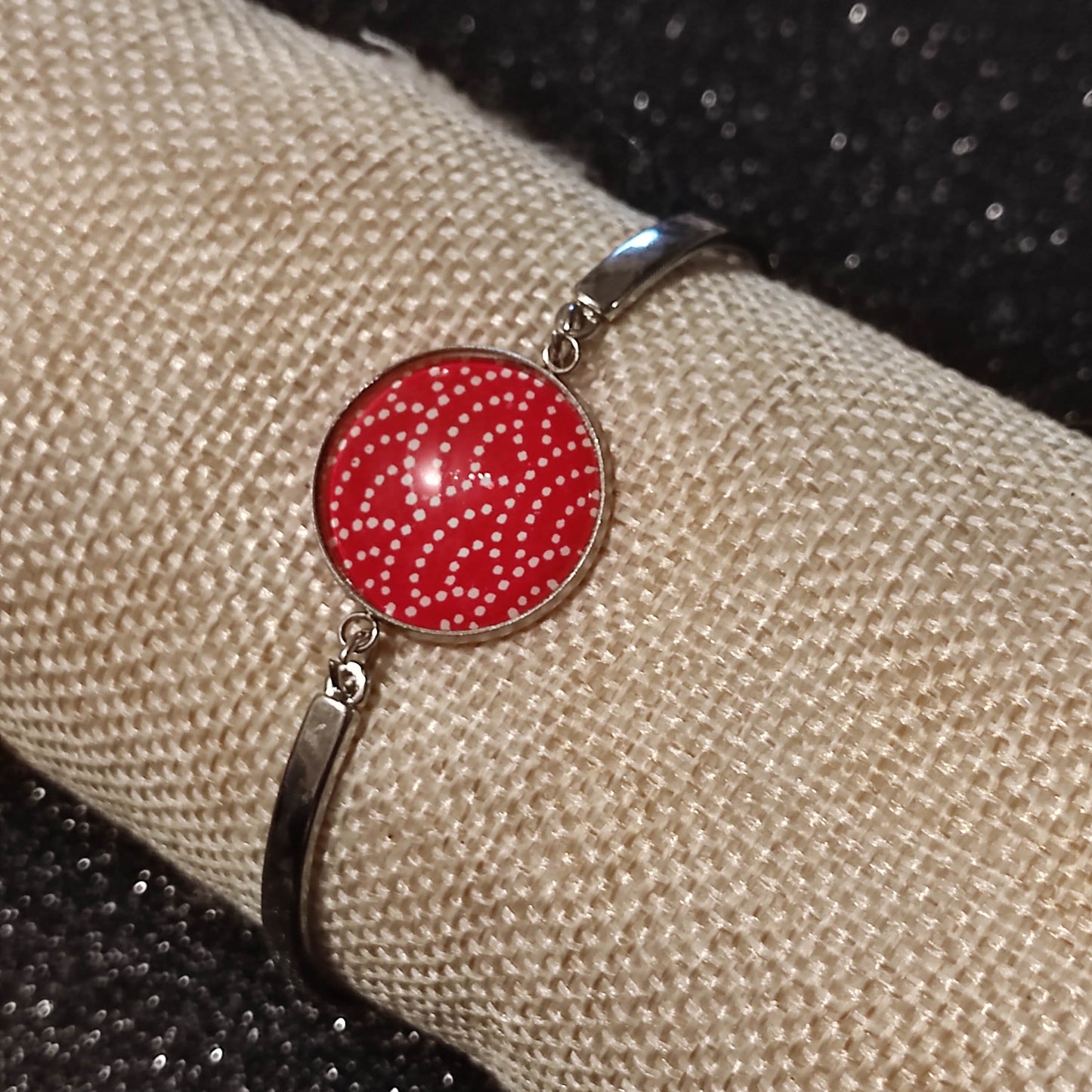 Bracelet rigide acier inoxydable - 20mm - pois blanc (arc), fond rouge
