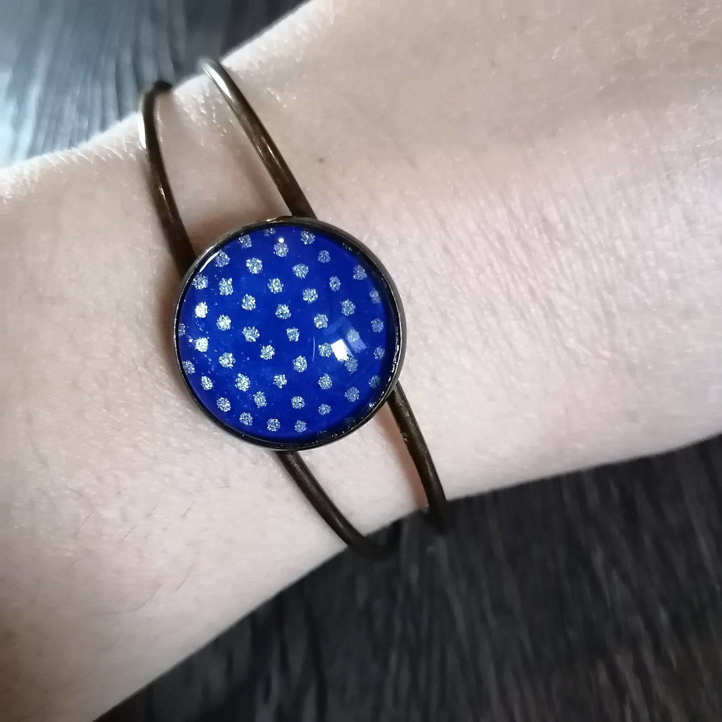 Bracelet manchette - bronze - pois argenté, fond bleu royal