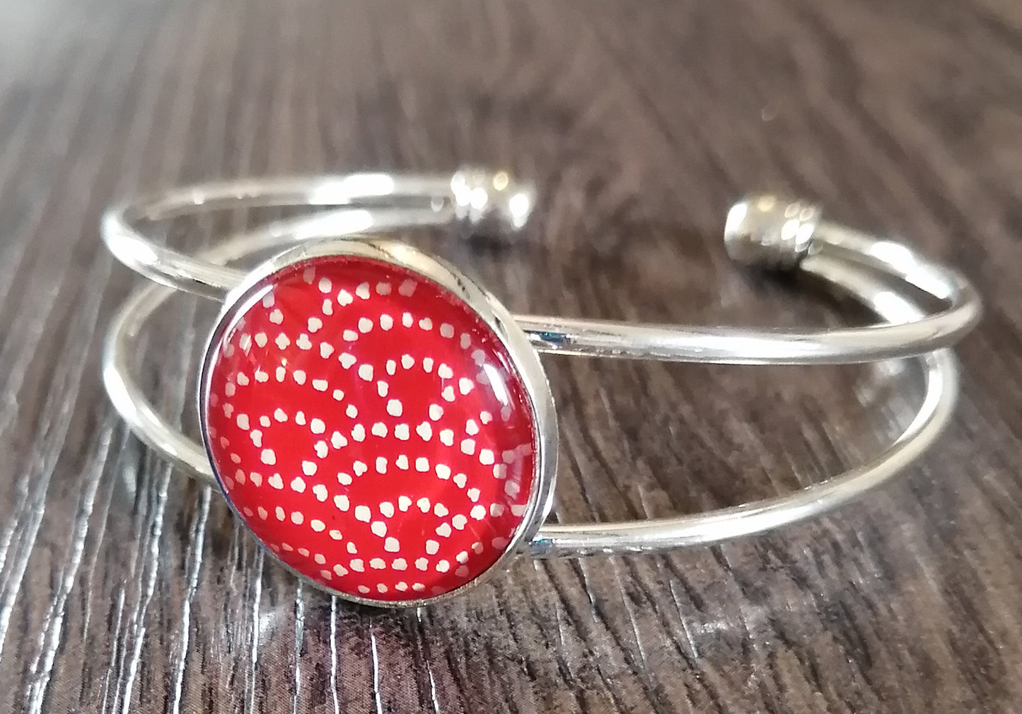 Bracelet manchette - acier inoxydable - pois blanc (arc), fond rouge