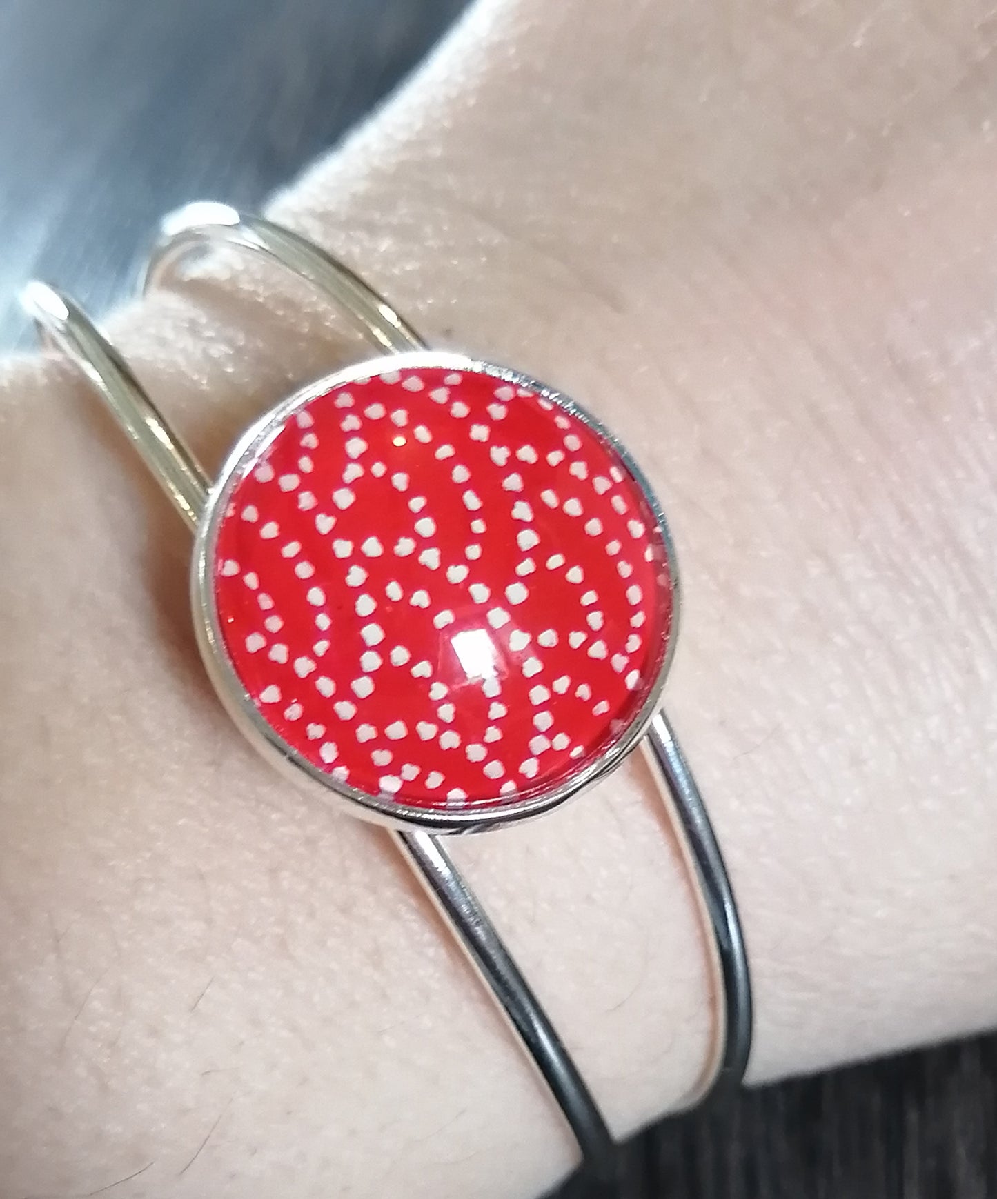 Bracelet manchette - acier inoxydable - pois blanc (arc), fond rouge