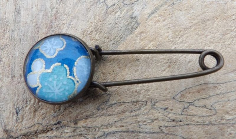 Broche-bronze-papier-japonais-floral-bleu-clair-fond-bleu