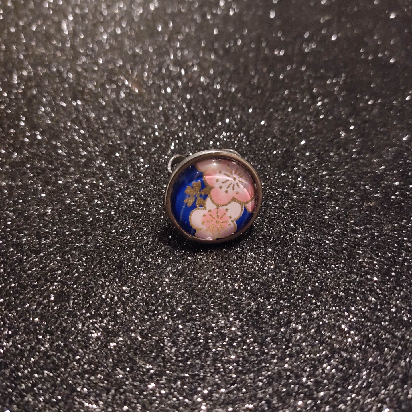 Bague ajustable ronde cabochon 20mm - Métal argenté - papier japonais fleurs de cerisier - bleu nuit