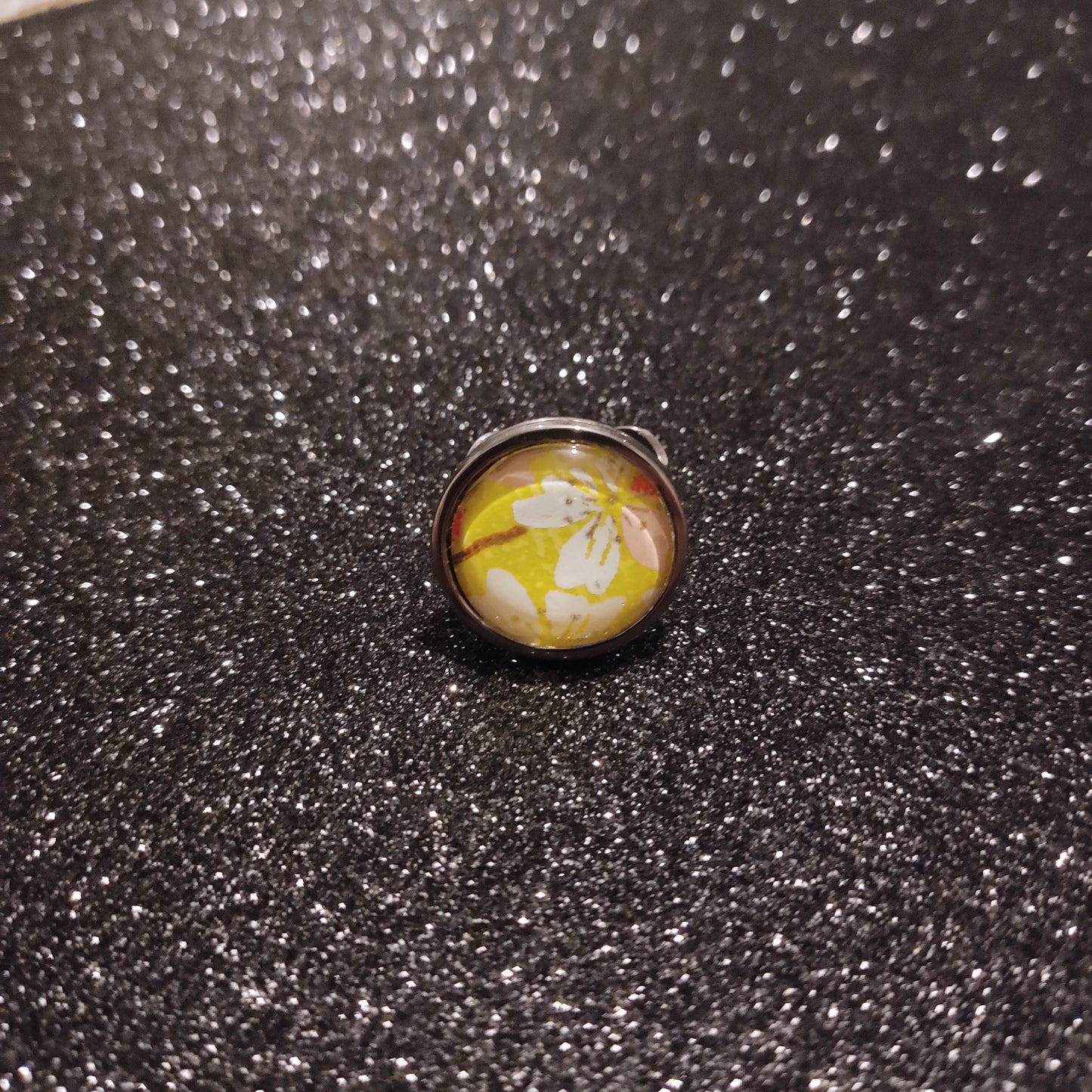 Bague ajustable ronde cabochon 20mm - Métal argenté - papier japonais fleurs de cerisier blanches - jaune soleil