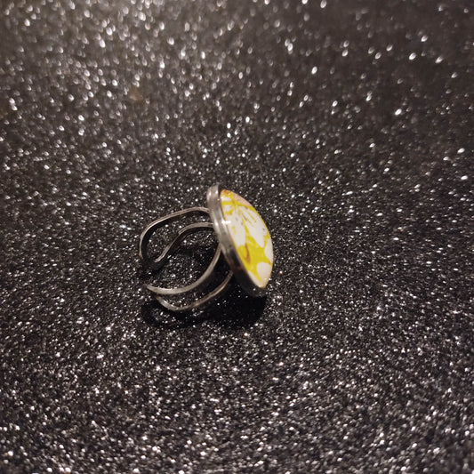 Bague ajustable ronde cabochon 20mm - Métal argenté - papier japonais fleurs de cerisier blanches - jaune soleil