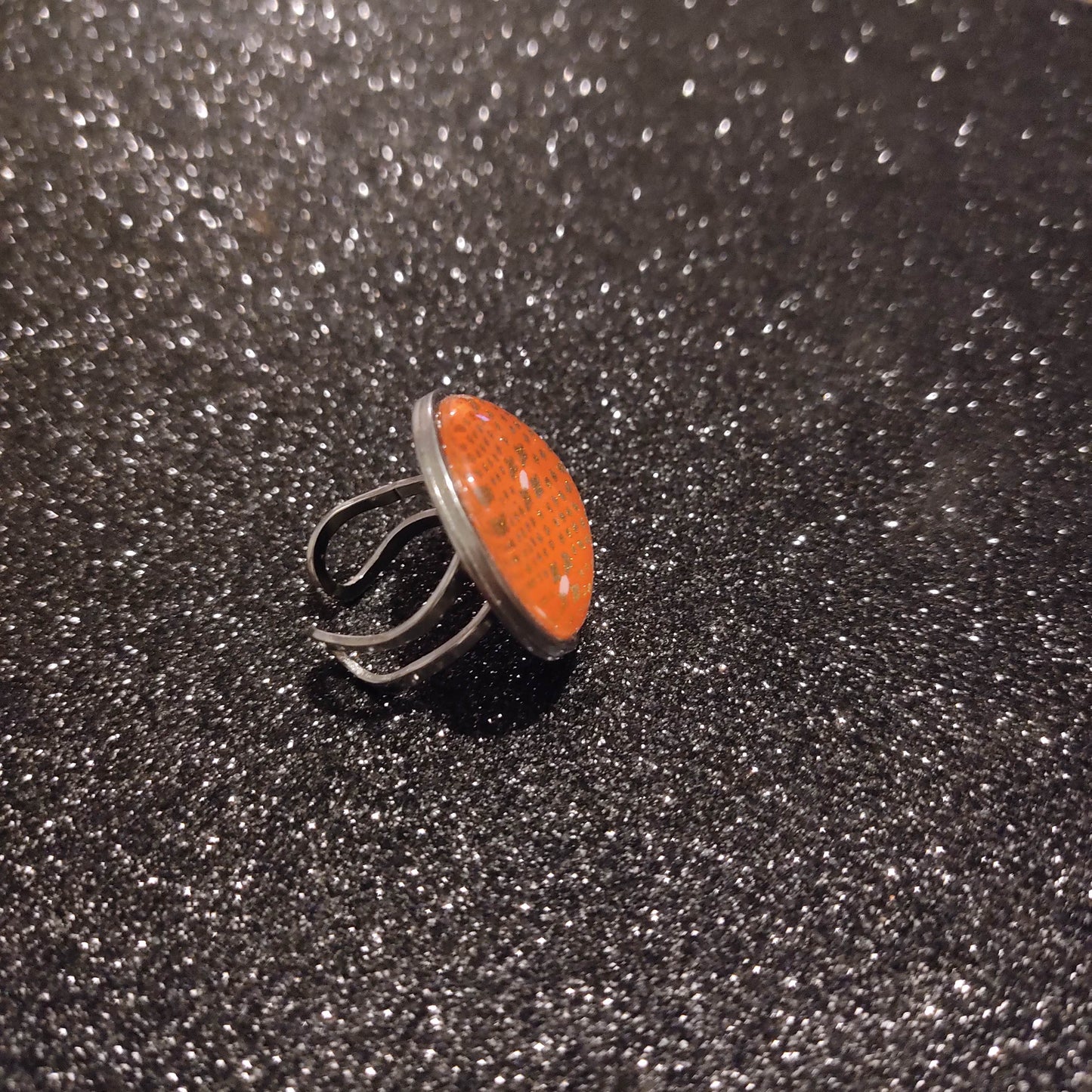 Bague ajustable ronde cabochon 25mm - Métal argenté - papier japonais - Pois dorés - Corail