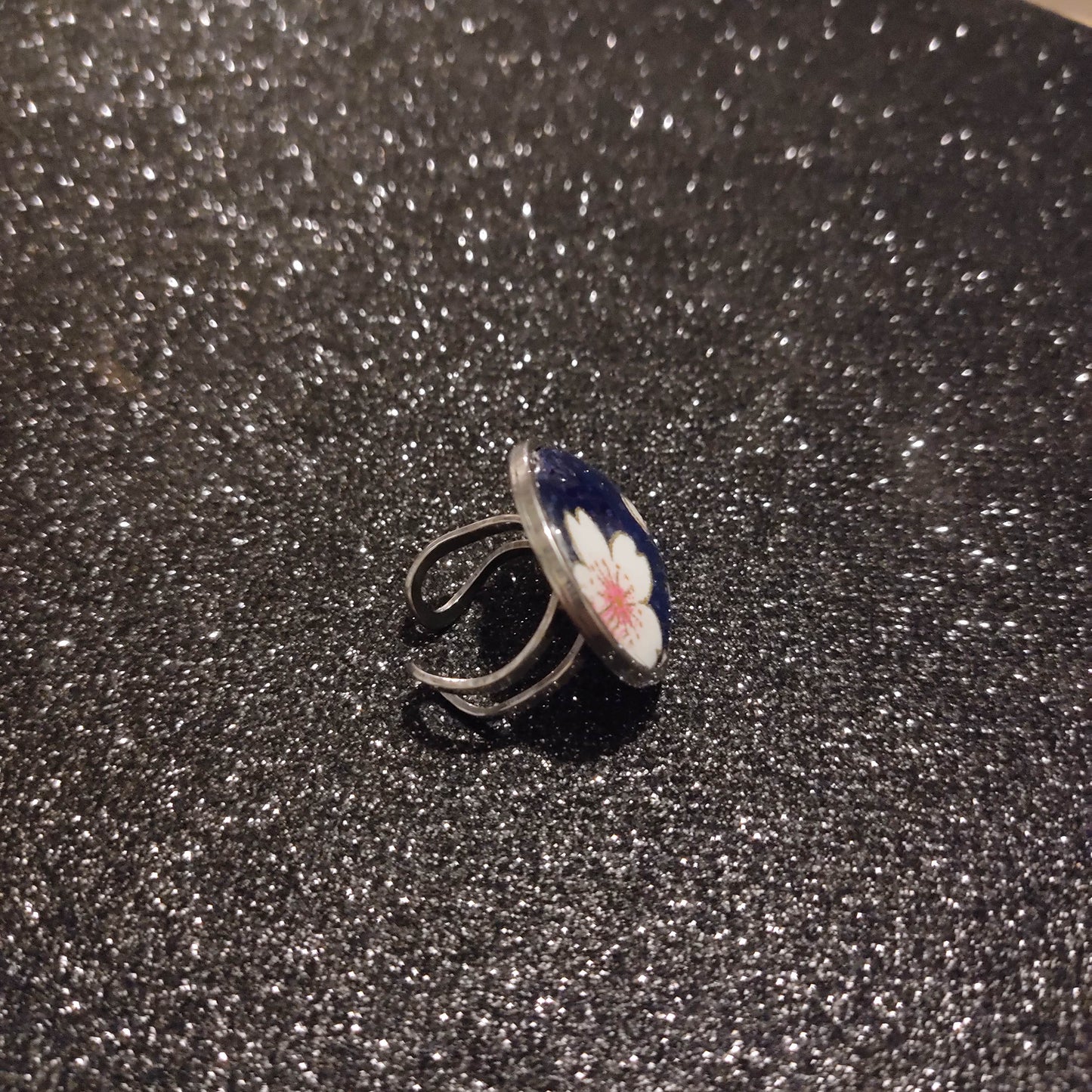Bague ajustable ronde cabochon 25mm - Métal argenté - papier japonais fleurs de cerisier - bleu nuit