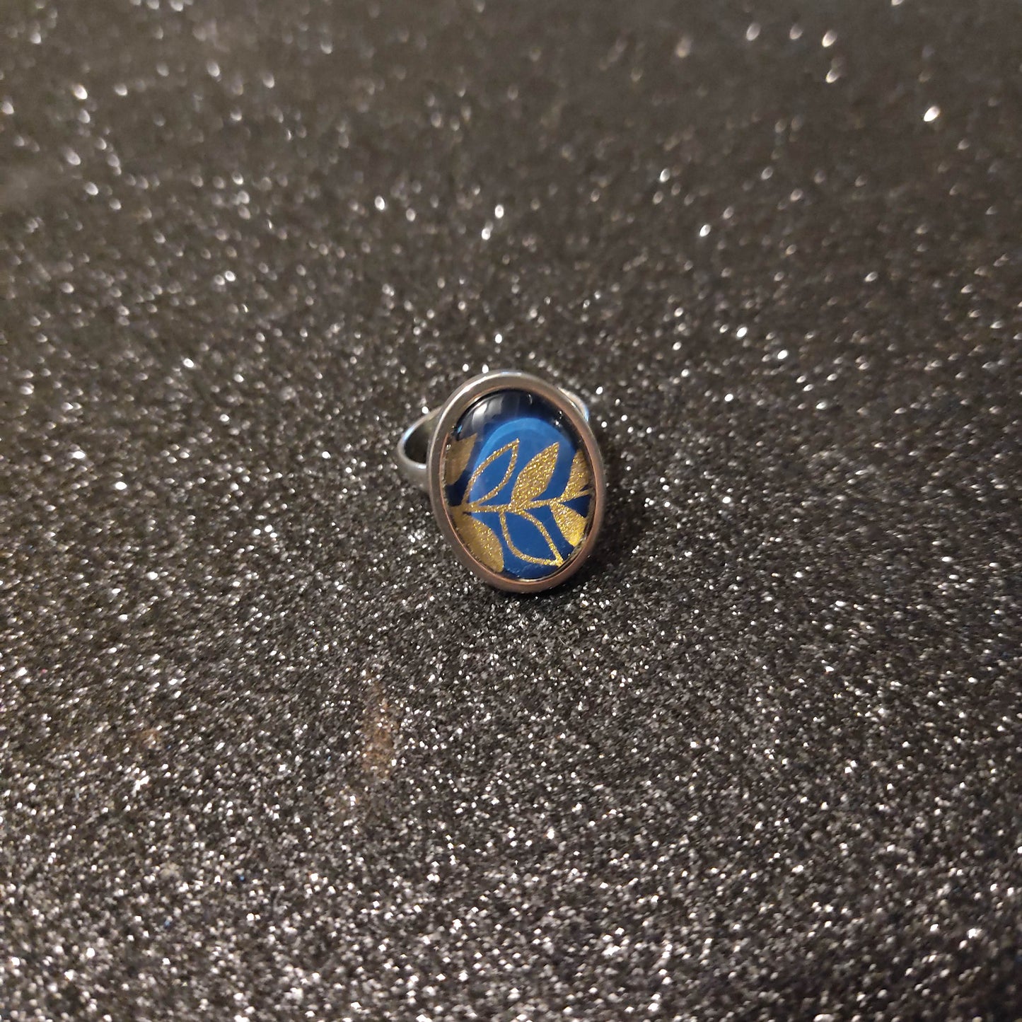 Bague cabochon ovale de 13x18mm - feuille dorée et bleu nuit - acier inoxydable doré
