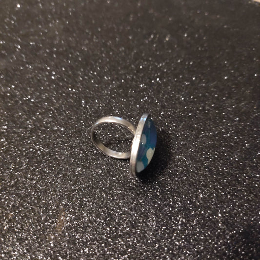 Bague cabochon ovale de 18x25mm - papier japonais fleurs de cerisier blanches et bleues, fond turquoise - acier inoxydable