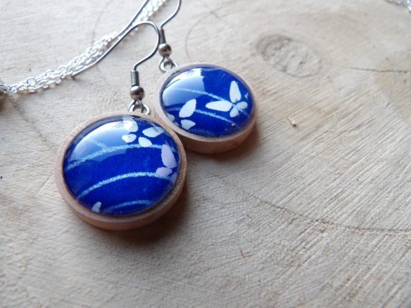 Boucles d'oreilles pendantes bois 19mm - Bleu papillon