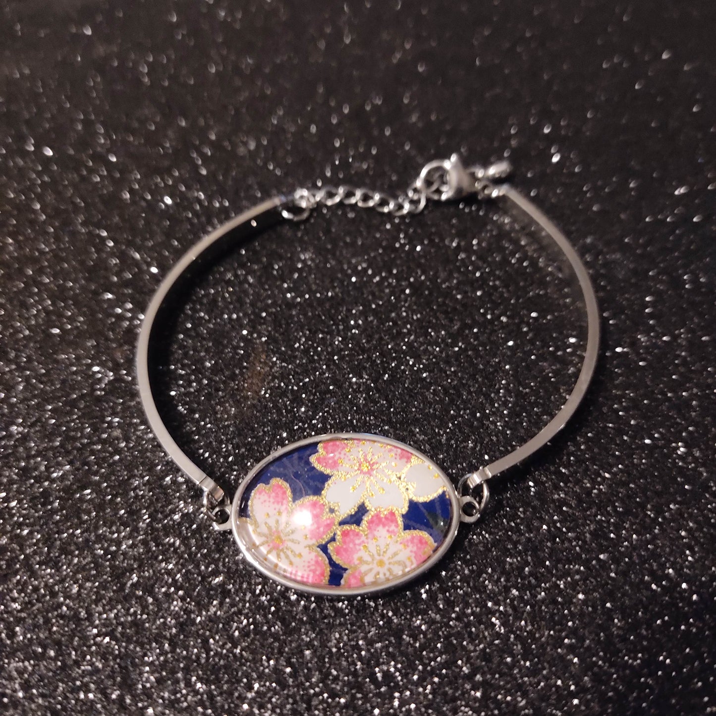 Bracelet rigide acier inoxydable - Ovale 18x25mm - Papier japonais fleurs blanches et rose - Bleu nuit