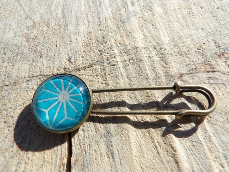 Broche bronze - Graphique blanc fond turquoise