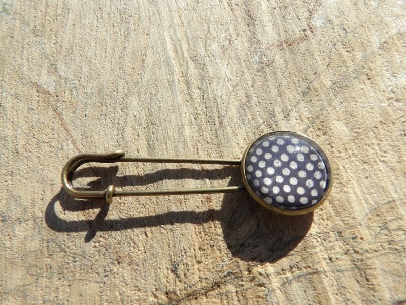 Broche bronze - fond gris pois blanc