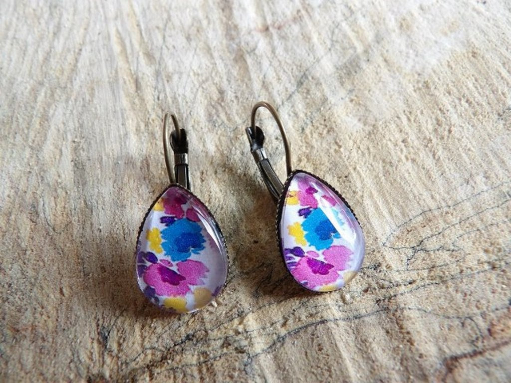 Boucles d'oreilles dormeuses gouttes 13x18mm - Bronze - floral rose bleu jaune fond blanc